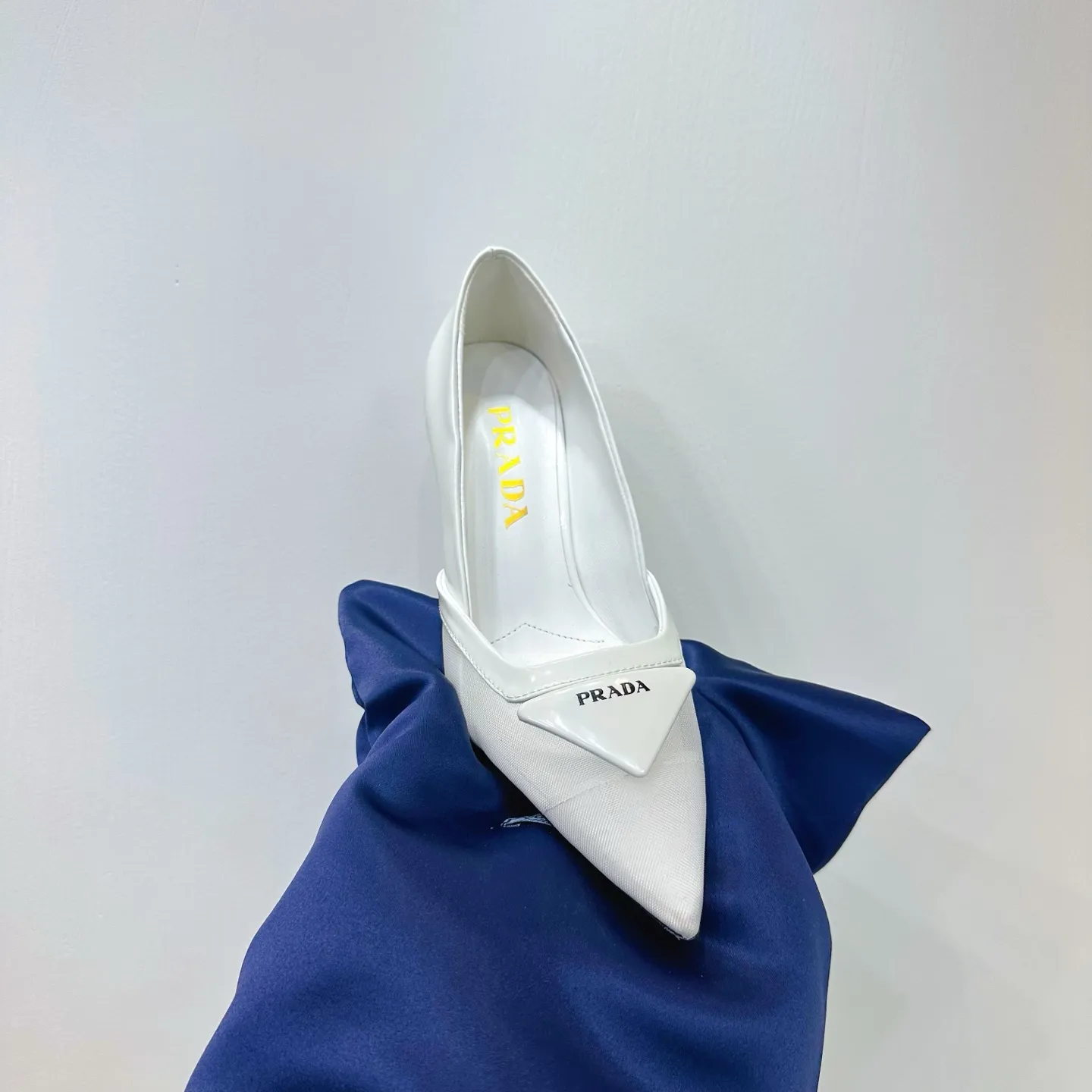 👟👟Ex-factory price 560👟👟 2025 SSS launches Prada’s latest long boots, sandals, thin heels, empty backs, thick heels series ————————🆚🆚🆚 💥PRADA's early spring T-stage catwalk show is the same style as "Dreams Never Sleep". Prada can use it on important occasions. The fresh style has a bit of nobility and is perfect on the feet. 💃💃 Wear this shoe with it. It is elegant and crystal clear, regardless of various accessories. The materials are all exclusively customized one-to-one and must be zero-distance from the original. The entire series is full of exciting and unexpected combinations of elements. The expression of different materials and textures of fabrics has a strong artistic flavor, allowing you to appreciate the ever-changing style of Prada girls. 1⃣ Upper: Made of open-edge bead➕mesh 2⃣ Lining: imported sheepskin 3⃣ Outsole: Italian original genuine leather outsole Heel height 7.5 4⃣🔺Original labeling feet, stock code number 35M-39M (40 41 42 customized, non-returnable and non-exchangeable).